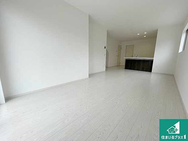 シンプルなリビングは、観葉植物等のインテリアを楽しめますね!パパ好みにも、ママ好みにも家具次第で雰囲気を変えることができます!