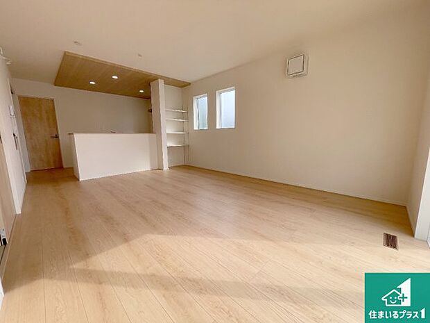 シンプルなリビングは、観葉植物等のインテリアを楽しめますね!パパ好みにも、ママ好みにも家具次第で雰囲気を変えることができます!