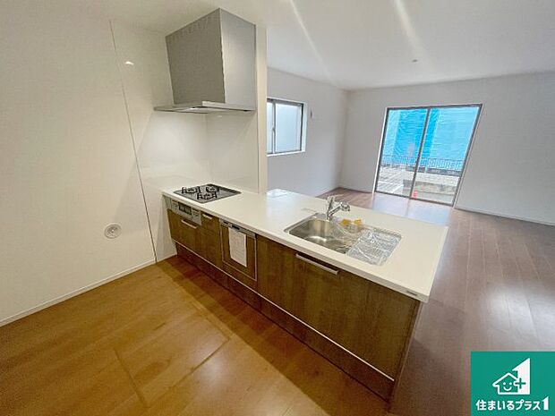 リビングと統一感があり、使い勝手のいいキッチン。広々としているので、二人並んで作業が出来ちゃいます。お子様と一緒に色々なお料理に挑戦できるスペースがあります。