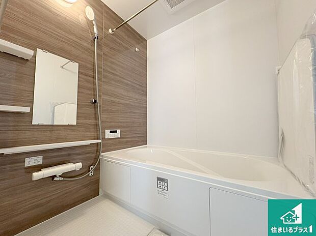 足をゆったり伸ばして寛げる浴槽です。窓が設けられていますので差し込む光が明るく穏やかな雰囲気にしてくれます♪浴室乾燥機も設置しているので、雨の日の洗濯物も安心です♪