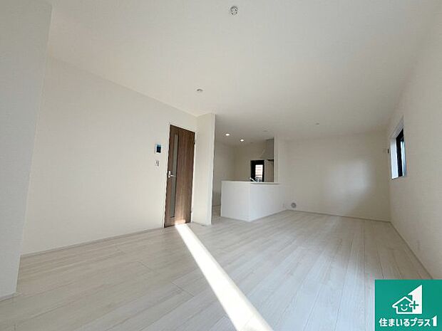 シンプルなリビングは、観葉植物等のインテリアを楽しめますね！パパ好みにも、ママ好みにも家具次第で雰囲気を変えることができます！