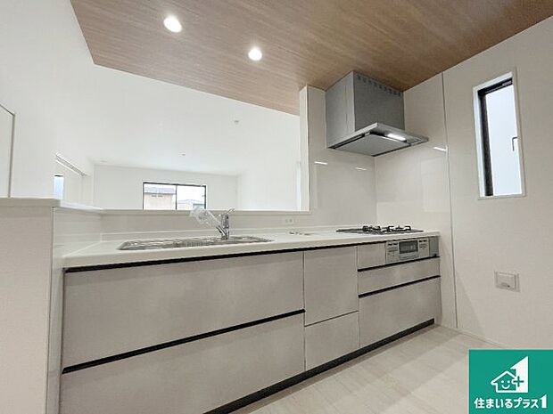 リビングと統一感があり、使い勝手のいいキッチン。広々としているので、二人並んで作業が出来ちゃいます。お子様と一緒に色々なお料理に挑戦できるスペースがあります。