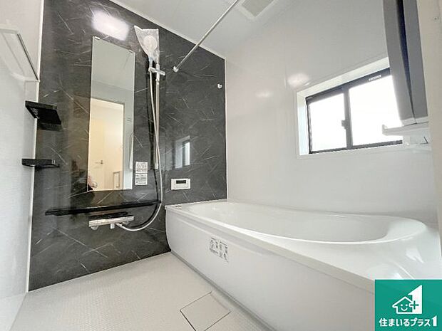 足をゆったり伸ばして寛げる浴槽です。窓が設けられていますので差し込む光が明るく穏やかな雰囲気にしてくれます♪浴室乾燥機も設置しているので、雨の日の洗濯物も安心です♪