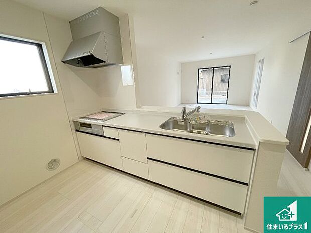 リビングと統一感があり、使い勝手のいいキッチン。広々としているので、二人並んで作業が出来ちゃいます。お子様と一緒に色々なお料理に挑戦できるスペースがあります。