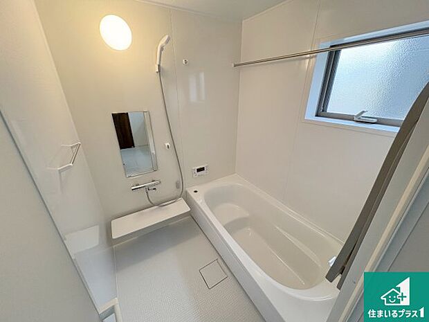 足をゆったり伸ばして寛げる浴槽です。窓が設けられていますので差し込む光が明るく穏やかな雰囲気にしてくれます♪浴室乾燥機も設置しているので、雨の日の洗濯物も安心です♪