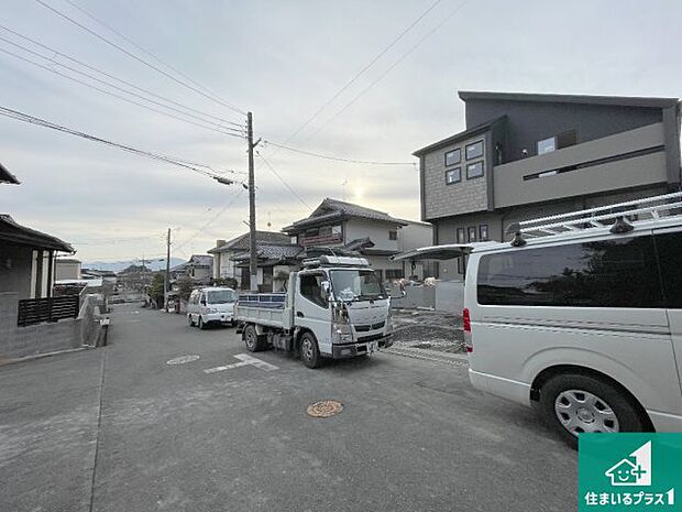 周辺は落ち着いた街並みの住宅地！子育てがしやすい住環境です！まだ未完成ですが、現地でしかわからない事もございます。是非一度ご覧ください。