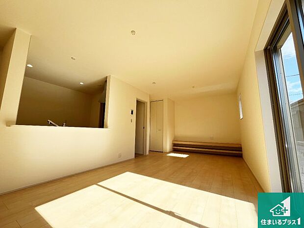 シンプルなリビングは、観葉植物等のインテリアを楽しめますね!パパ好みにも、ママ好みにも家具次第で雰囲気を変えることができます!