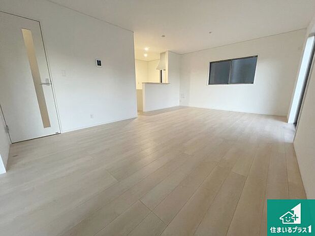 シンプルなリビングは、観葉植物等のインテリアを楽しめますね!パパ好みにも、ママ好みにも家具次第で雰囲気を変えることができます!