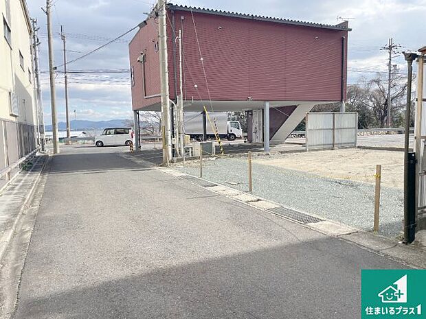 周辺は落ち着いた街並みの住宅地!子育てがしやすい住環境です!まだ未完成ですが、現地でしかわからない事もございます。是非一度ご覧ください。