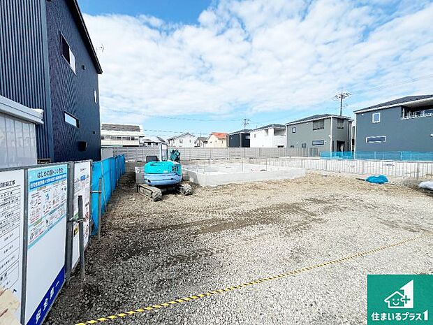 周辺は落ち着いた街並みの住宅地！子育てがしやすい住環境です！まだ未完成ですが、現地でしかわからない事もございます。是非一度ご覧ください。