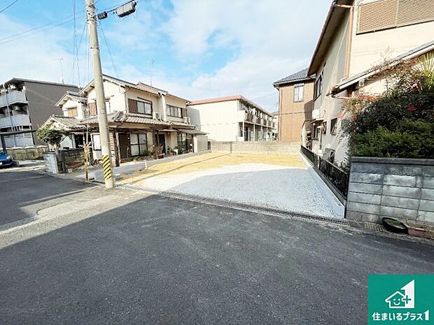 周辺は落ち着いた街並みの住宅地！子育てがしやすい住環境です！まだ未完成ですが、現地でしかわからない事もございます。是非一度ご覧ください。