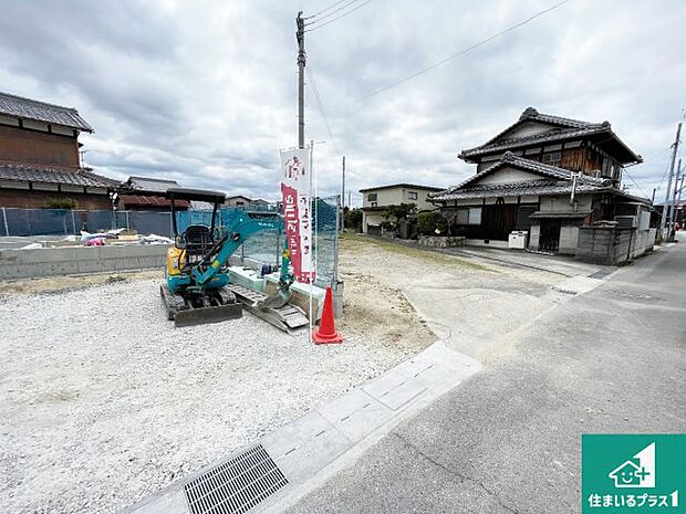周辺は落ち着いた街並みの住宅地！子育てがしやすい住環境です！まだ未完成ですが、現地でしかわからない事もございます。是非一度ご覧ください。