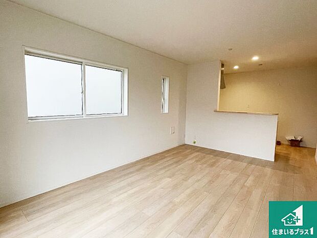 シンプルなリビングは、観葉植物等のインテリアを楽しめますね！パパ好みにも、ママ好みにも家具次第で雰囲気を変えることができます！