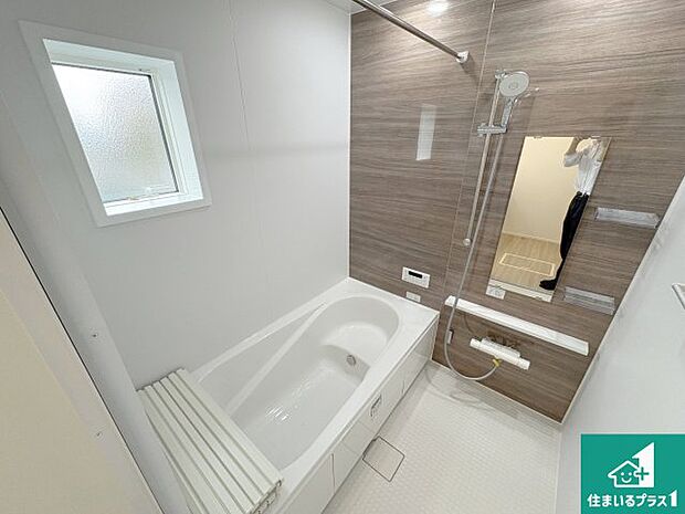 足をゆったり伸ばして寛げる浴槽です。窓が設けられていますので差し込む光が明るく穏やかな雰囲気にしてくれます♪浴室乾燥機も設置しているので、雨の日の洗濯物も安心です♪