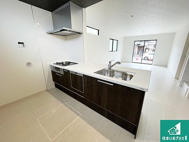 リビングと統一感があり、使い勝手のいいキッチン。広々としているので、二人並んで作業が出来ちゃいます。お子様と一緒に色々なお料理に挑戦できるスペースがあります.