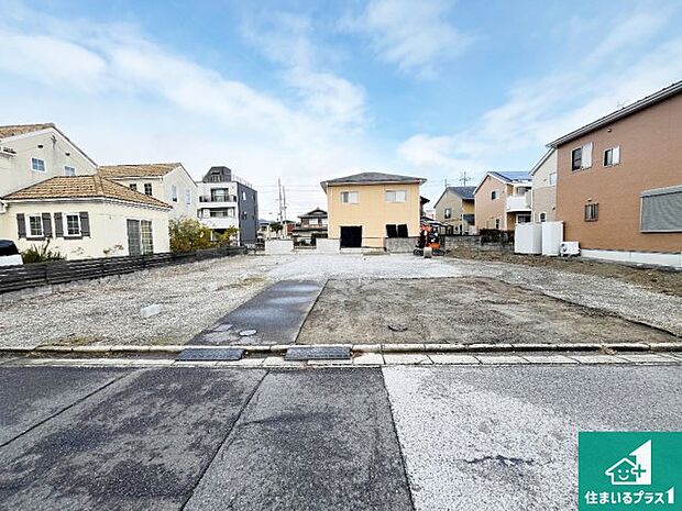 周辺は落ち着いた街並みの住宅地！子育てがしやすい住環境です！まだ未完成ですが、現地でしかわからない事もございます。是非一度ご覧ください。