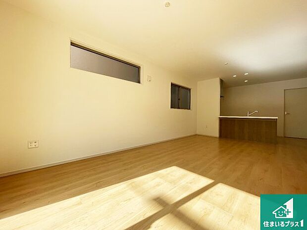 日当たり良好の明るいリビングで朝の目覚めもスッキリできそう！対面キッチンでご家族のコミュニケーションも自然と増える設計！小さなお子様が遊ぶスペースを作っても広々とくつろげるLDK！