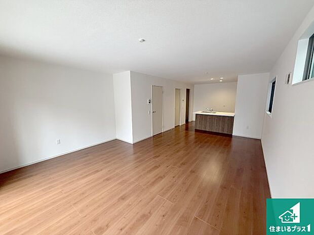 日当たり良好の明るいリビングで朝の目覚めもスッキリできそう！対面キッチンでご家族のコミュニケーションも自然と増える設計！小さなお子様が遊ぶスペースを作っても広々とくつろげるLDK！