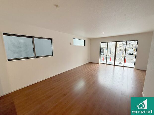 シンプルなリビングは、観葉植物等のインテリアを楽しめますね！パパ好みにも、ママ好みにも家具次第で雰囲気を変えることができます！