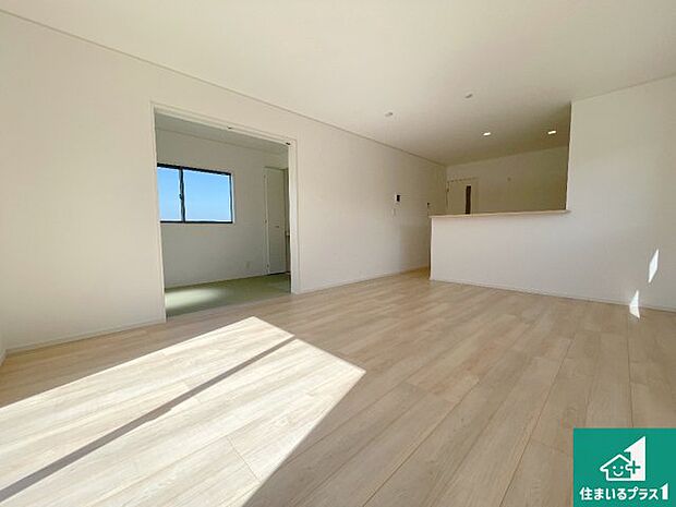 リビングと統一感があり、使い勝手のいいキッチン。広々としているので、二人並んで作業が出来ちゃいます。お子様と一緒に色々なお料理に挑戦できるスペースがあります。