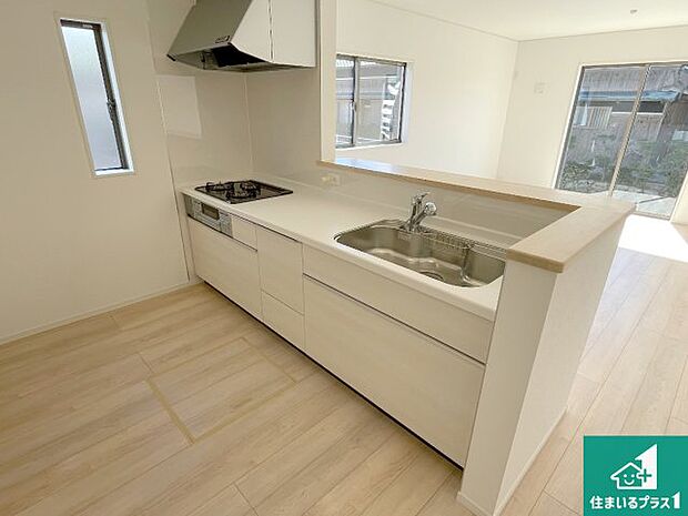 リビングと統一感があり、使い勝手のいいキッチン。広々としているので、二人並んで作業が出来ちゃいます。お子様と一緒に色々なお料理に挑戦できるスペースがあります。 