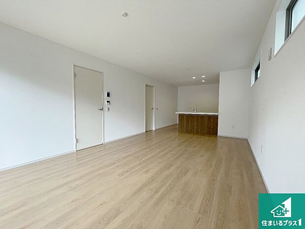 シンプルなリビングは、観葉植物等のインテリアを楽しめますね!パパ好みにも、ママ好みにも家具次第で雰囲気を変えることができます!