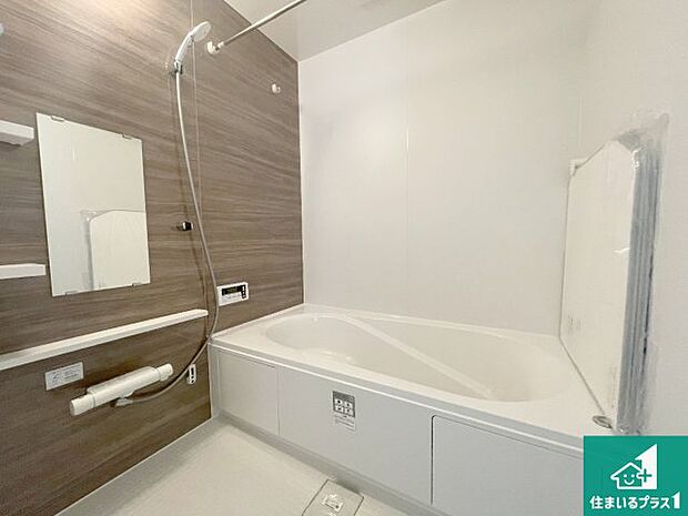 足をゆったり伸ばして寛げる浴槽です。窓が設けられていますので差し込む光が明るく穏やかな雰囲気にしてくれます♪浴室乾燥機も設置しているので、雨の日の洗濯物も安心です♪