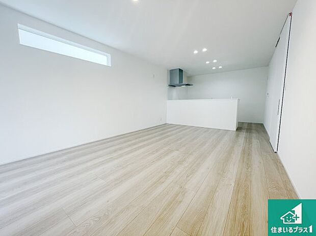 シンプルなリビングは、観葉植物等のインテリアを楽しめますね！パパ好みにも、ママ好みにも家具次第で雰囲気を変えることができます！