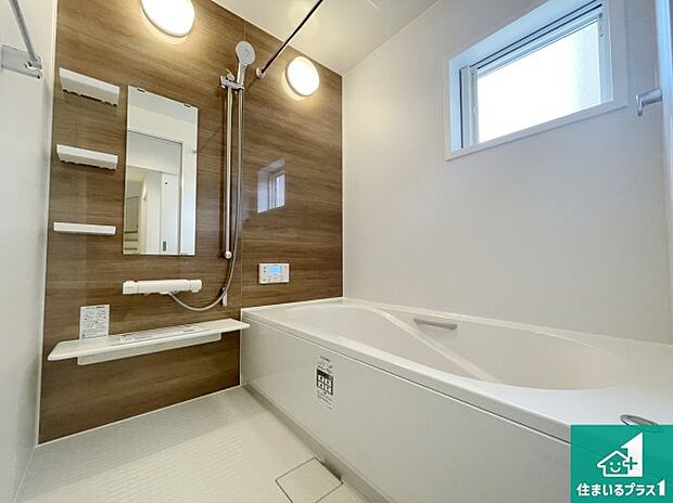 足をゆったり伸ばして寛げる浴槽です。窓が設けられていますので差し込む光が明るく穏やかな雰囲気にしてくれます♪浴室乾燥機も設置しているので、雨の日の洗濯物も安心です♪