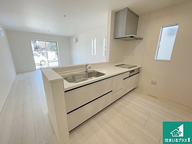 明るいリビングで朝の目覚めもスッキリできそう!対面キッチンでご家族のコミュニケーションも自然と増える設計!小さなお子様が遊ぶスペースを作っても広々とくつろげるLDK!