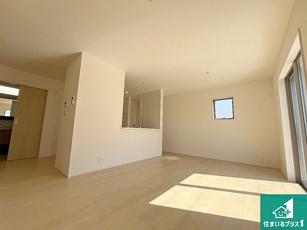 シンプルなリビングは、観葉植物等のインテリアを楽しめますね！パパ好みにも、ママ好みにも家具次第で雰囲気を変えることができます！