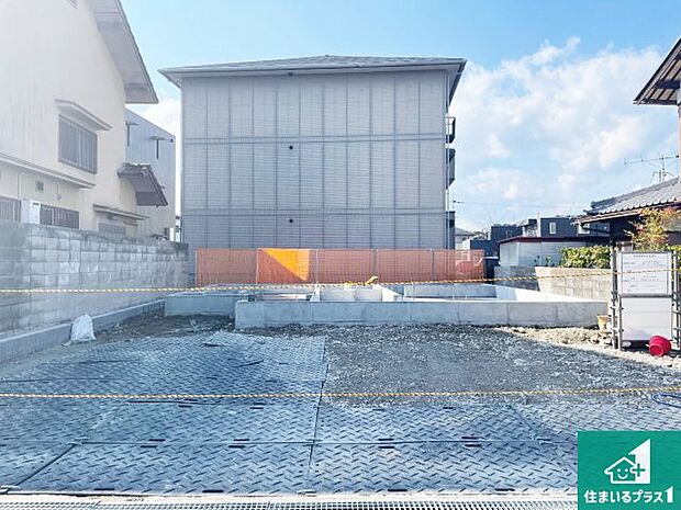 周辺は落ち着いた街並みの住宅地!子育てがしやすい住環境です!まだ未完成ですが、現地でしかわからない事もございます。是非一度ご覧ください。