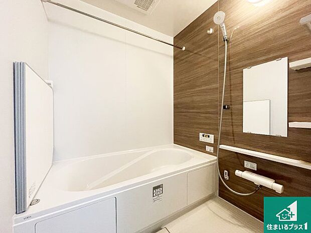 足をゆったり伸ばして寛げる浴槽です。窓が設けられていますので差し込む光が明るく穏やかな雰囲気にしてくれます♪浴室乾燥機も設置しているので、雨の日の洗濯物も安心です♪