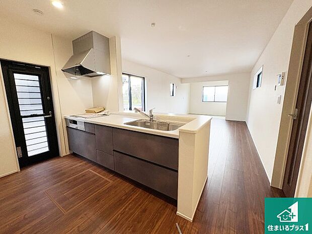 リビングと統一感があり、使い勝手のいいキッチン。広々としているので、二人並んで作業が出来ちゃいます。お子様と一緒に色々なお料理に挑戦できるスペースがあります。