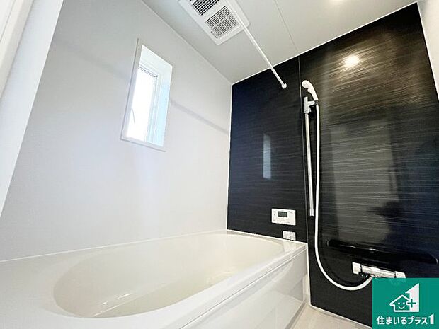 足をゆったり伸ばして寛げる浴槽です。窓が設けられていますので差し込む光が明るく穏やかな雰囲気にしてくれます♪浴室乾燥機も設置しているので、雨の日の洗濯物も安心です♪