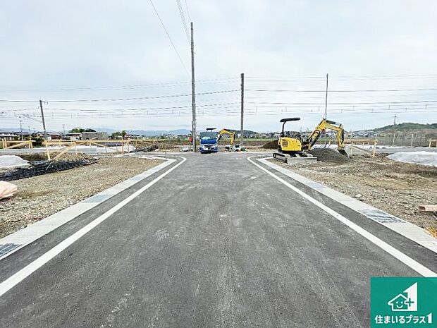 周辺は落ち着いた街並みの住宅地！子育てがしやすい住環境です！まだ未完成ですが、現地でしかわからない事もございます。是非一度ご覧ください。