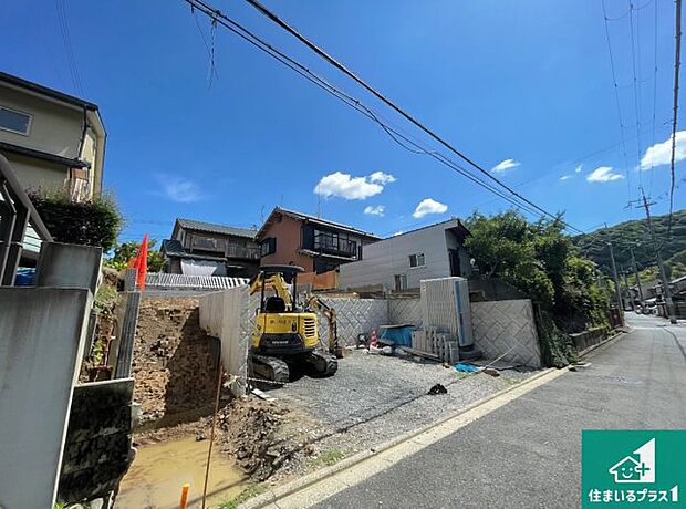 周辺は落ち着いた街並みの住宅地!子育てがしやすい住環境です!まだ未完成ですが、現地でしかわからない事もございます。是非一度ご覧ください。