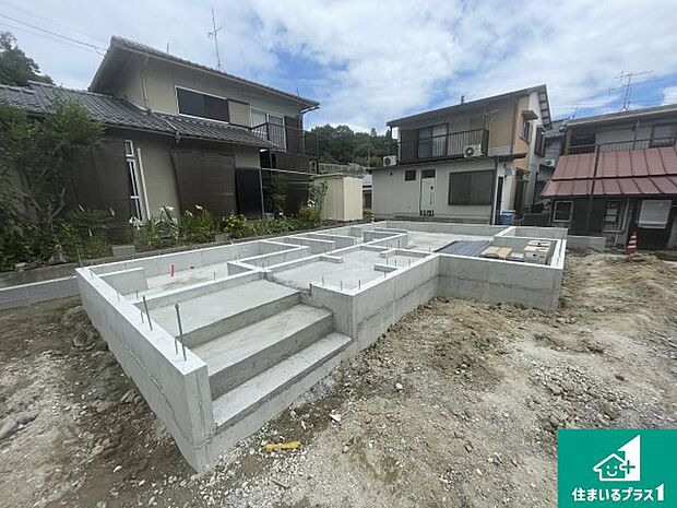 周辺は落ち着いた街並みの住宅地!子育てがしやすい住環境です!まだ未完成ですが、現地でしかわからない事もございます。是非一度ご覧ください。