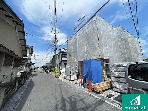 周辺は落ち着いた街並みの住宅地!子育てがしやすい住環境です!まだ未完成ですが、現地でしかわからない事もございます。是非一度ご覧ください。