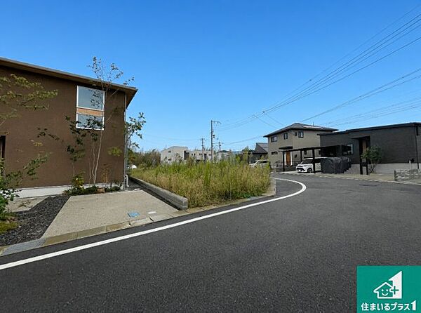 周辺は落ち着いた街並みの住宅地！子育てがしやすい住環境です！まだ未完成ですが、現地でしかわからない事もございます。是非一度ご覧ください。
