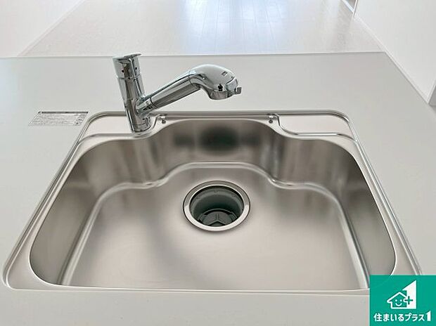 【キッチンシンク】蛇口の先端に浄水器を内蔵しています!原水と浄水、お湯と冷水、シャワーの切替えがワンタッチなので用途によって使い分けられます。