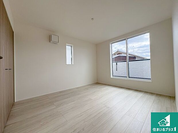 【洋室】シンプルな洋室は、自分好みのインテリアが楽しめます♪ご家族とインテリアや家具を選びに行くのは新築購入時の醍醐味の一つです。ぜひお楽しみください♪