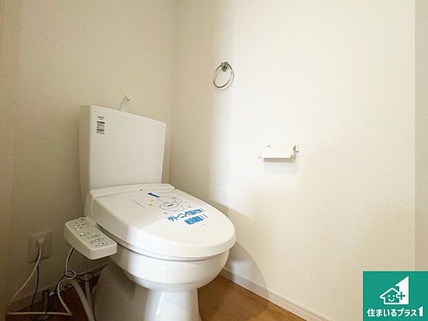 【トイレ】1・2階の2ヶ所にあるので、朝の忙しい時間の順番待ちもなく、深夜の利用にも大変便利です。