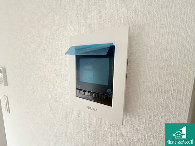 【カラーモニターインターホン】声だけでなく来訪者の姿や顔がモニターで確認できるので、小さなお子様がいらっしゃるご家庭でも安心できます!