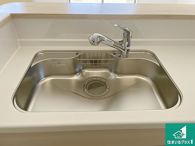 【キッチンシンク】蛇口の先端に浄水器を内蔵しています!原水と浄水、お湯と冷水、シャワーの切替えがワンタッチなので用途によって使い分けられます。