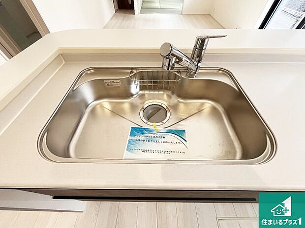 【シンク】蛇口の先端に浄水器を内蔵しています!原水と浄水、お湯と冷水、シャワーの切替えがワンタッチなので用途によって使い分けられます。