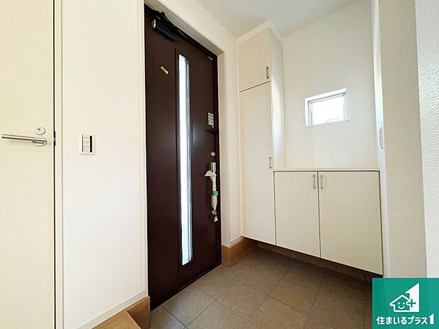 【玄関】シューズボックスにはたくさんの靴が収納できるので玄関周りはいつもスッキリ!ご家族が増えても安心!