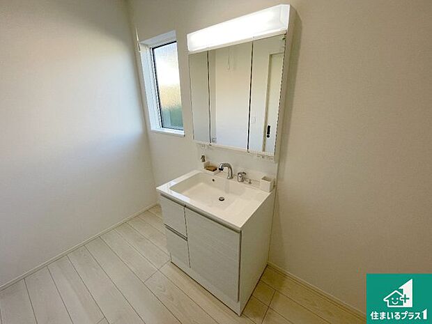 【独立洗面台】清潔感のある洗面台です。フラットな鏡は掃除がしやすく毎日清潔!鏡裏には収納があるのでスッキリとした洗面台が保てます。