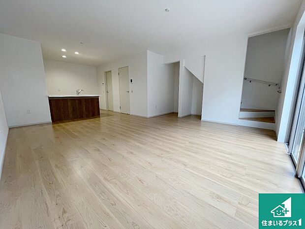 【居間・リビング】シンプルなリビングは、観葉植物等のインテリアを楽しめますね!パパ好みにも、ママ好みにも家具次第で雰囲気を変えることができます!