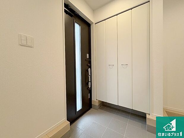 【玄関】シューズボックスにはたくさんの靴が収納できるので玄関周りはいつもスッキリ!ご家族が増えても安心!